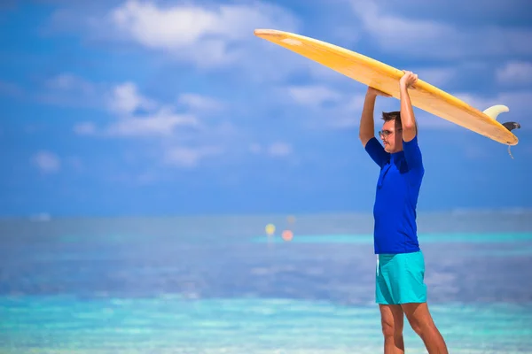 Szczęśliwy młody człowiek surfing na wybrzeżu tropikalnym — Zdjęcie stockowe