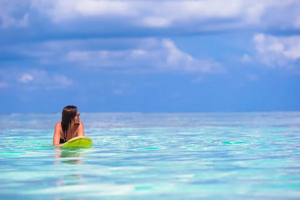 Kobieta piękna surfer surfowania podczas letnich wakacji — Zdjęcie stockowe