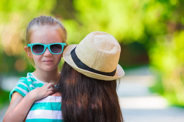 Niña y madre joven durante las vacaciones en la playa — Foto de Stock