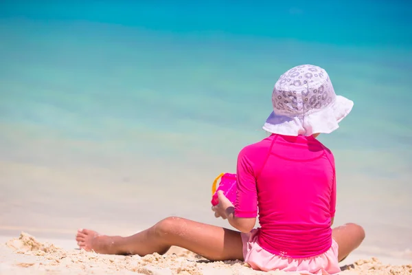 Adorável menina brincando com brinquedos de praia durante as férias tropicais — Fotografia de Stock