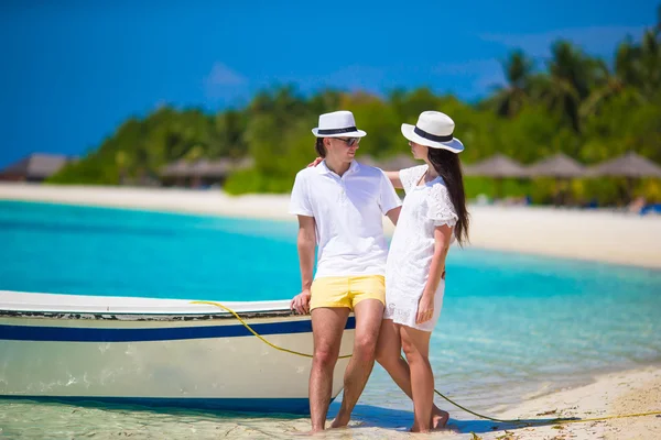 Young happy couple on white beach at summer vacation — Stock Photo, Image