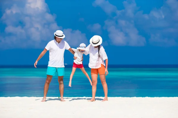 暑假期间在白沙滩上的年轻家庭 — 图库照片