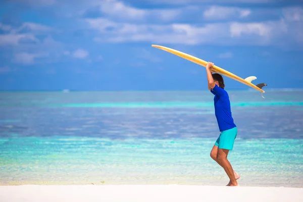 熱帯の海岸にサーフィン幸せな若い男 — ストック写真