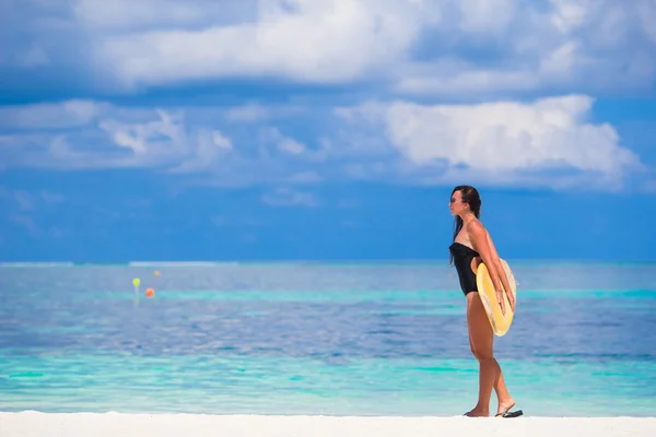 夏休み中にサーフィン美しいサーファー女性 — ストック写真