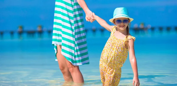 Matka i córka cieszą się czasem na tropikalnej plaży — Zdjęcie stockowe