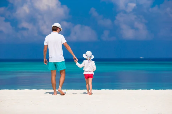 Adorable dziewczyna trochę i tata podczas wakacji na tropikalnej plaży — Zdjęcie stockowe