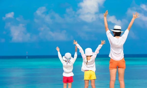 Les petites filles avec maman s'amusent pendant les vacances tropicales — Photo