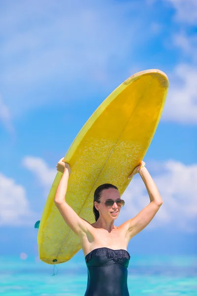 Mujer surfista hermosa surfeando durante las vacaciones de verano — Foto de Stock