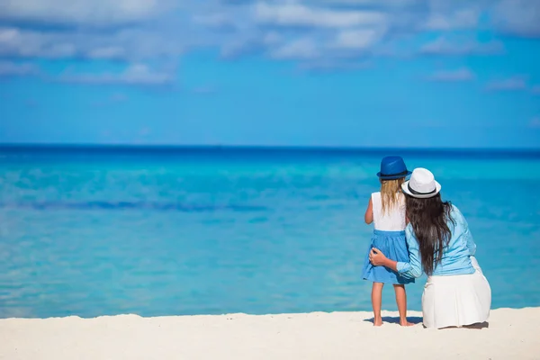 Mały dziewczyna i młoda matka podczas wakacji na plaży — Zdjęcie stockowe