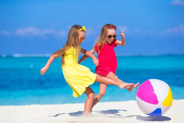 Rozkošné holčičky, na pláži se vzduchu míč — Stock fotografie