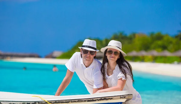 Young happy family on white beach at summer vacation — Stock Photo, Image