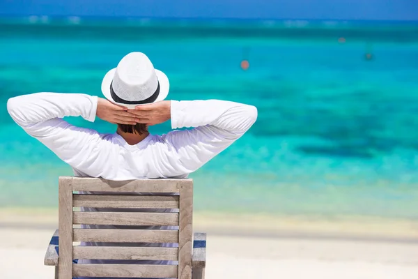 Young man enjoying summer vacation on tropical beach — Stock Photo, Image