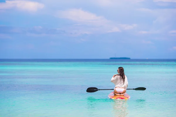 Aktif genç kadın stand up paddle kurulu — Stok fotoğraf