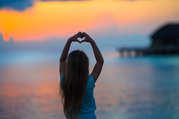 Silhouet van hart met de jonge geitjes hand gemaakt bij zonsondergang — Stockfoto