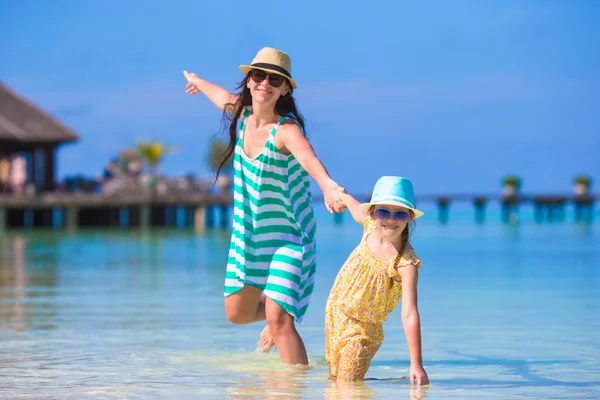어미와 딸은 열대 해변에서 즐거운 시간을 보내고 있다 — 스톡 사진