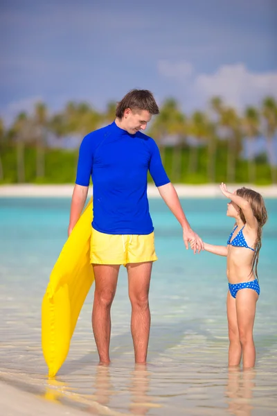 Niña y padre joven con colchón de aire en vacaciones de verano —  Fotos de Stock
