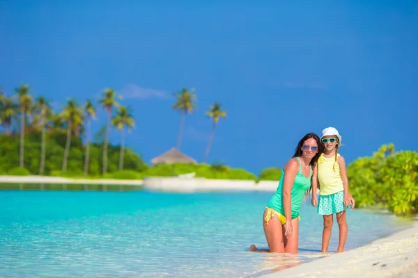 Beach tatil sırasında küçük kız ve genç anne — Stok fotoğraf