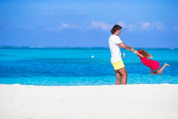 Liten söt tjej och pappa under tropisk strandsemester — Stockfoto