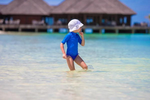 Sevimli mutlu küçük kız sığ su tatil tropikal oynarken — Stok fotoğraf