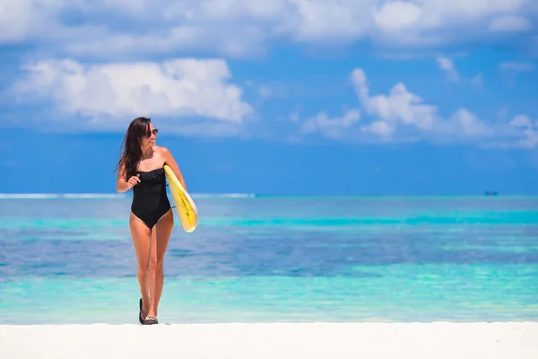 Mulher surfista bonita surfar durante as férias de verão — Fotografia de Stock