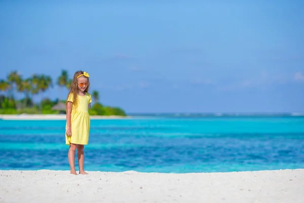 Underbar liten flicka på stranden under sommarlovet — Stockfoto
