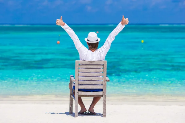 Young man at summer vacation on tropical beach — Stock Photo, Image