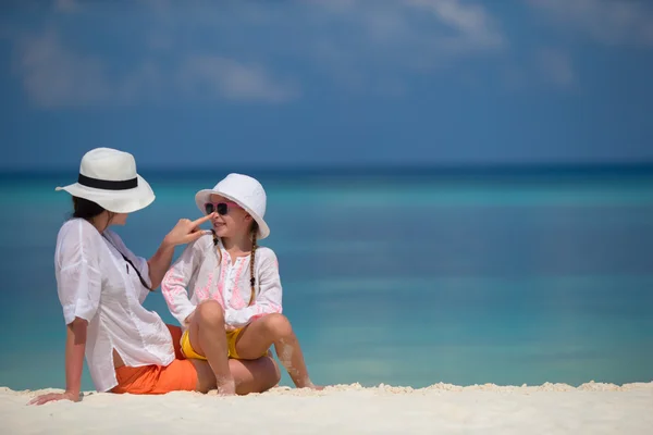 Маленька дівчинка і молода мати під час пляжних канікул — стокове фото