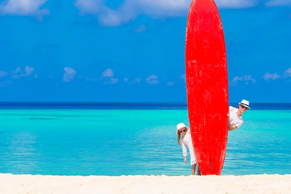 Padre y su hijo con tabla de surf durante las vacaciones de verano —  Fotos de Stock