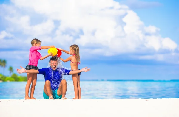 Šťastná rodina baví během letní pláž dovolená — Stock fotografie