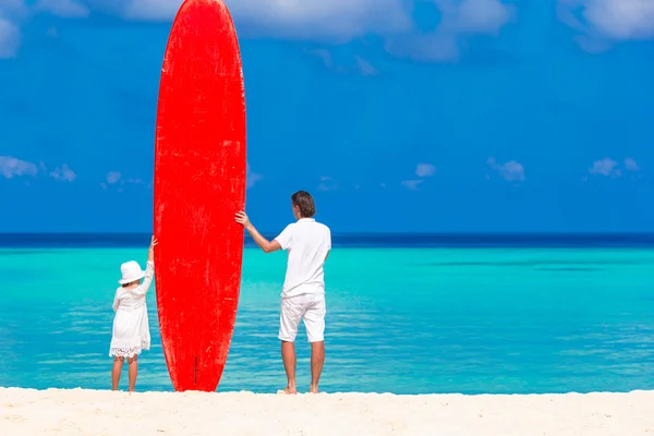 Father and his kid with surfboard during summer vacation — Stock Photo, Image