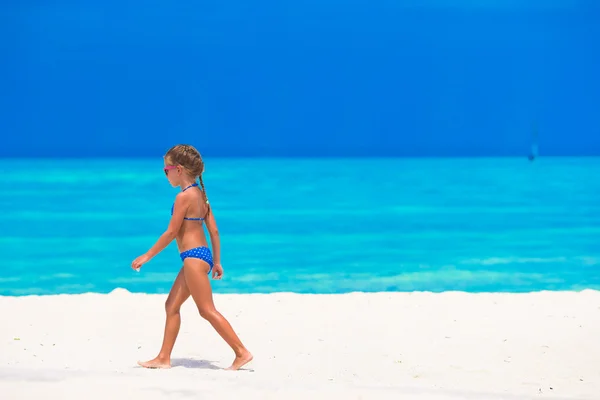 Adorable niña en la playa durante las vacaciones de verano —  Fotos de Stock