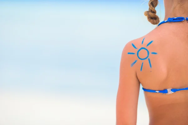 Close up sun painted by sun cream on kid shoulder — Stock Photo, Image