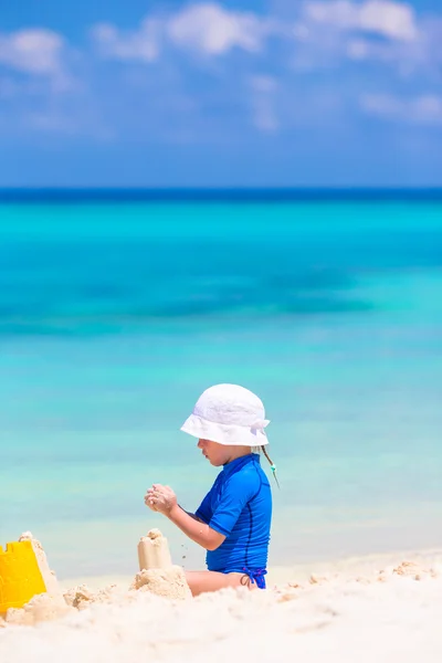 Αξιολάτρευτο κοριτσάκι παίζει με παιχνίδια στην παραλία κατά τη διάρκεια τροπικό διακοπ — Φωτογραφία Αρχείου