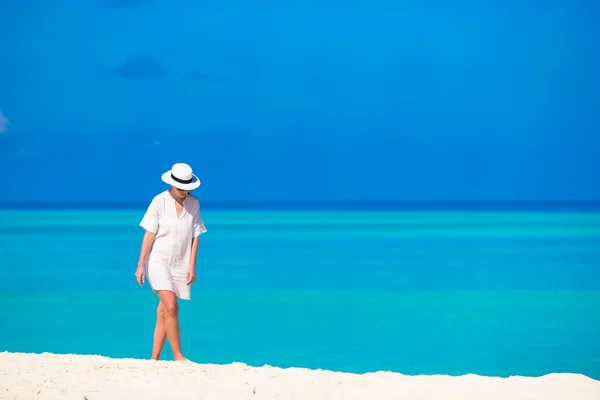 Mladá krásná žena na pláži během tropické dovolené — Stock fotografie