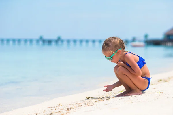 Bedårande glad glad leende liten flicka på stranden semester — Stockfoto