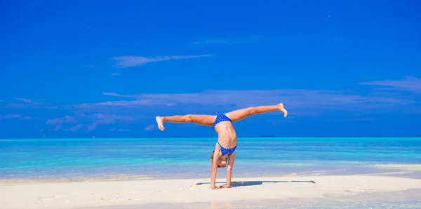 Menina adorável na praia durante as férias de verão — Fotografia de Stock