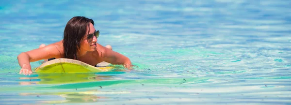 Young surfer woman surfing during beach vacation — Stock Photo, Image