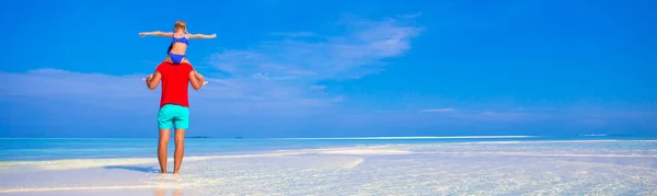 Père heureux et sa petite fille adorable à la plage tropicale s'amuser — Photo