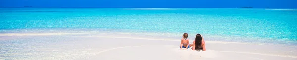 Little girl and young mother during beach vacation — Stock Photo, Image