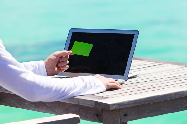 Primo piano del computer e della carta di credito sul tavolo — Foto Stock