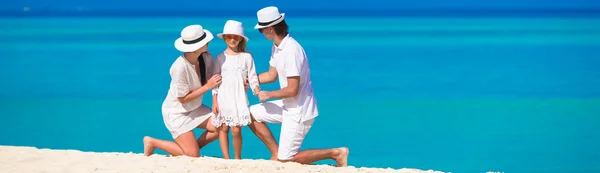 Young family of three on white beach during summer vacation — Stock Photo, Image