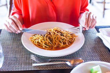Spagetti Bolognese a la beyaz plaka