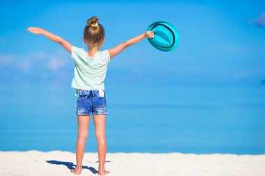 Sevimli mutlu gülümseyen küçük kız plaj tatil şapka ile