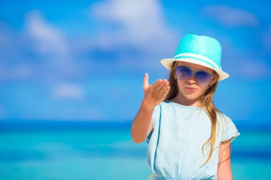 Sevimli küçük kız eğleniyor beach tatil sırasında