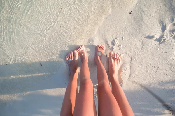 Vértes anya és a gyerek lábát, fehér homokos strand — Stock Fotó