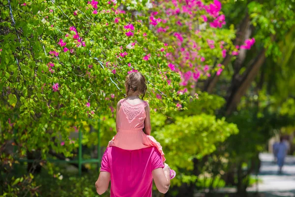 熱帯のビーチでの休暇中に小さな女の子や若い父 — ストック写真