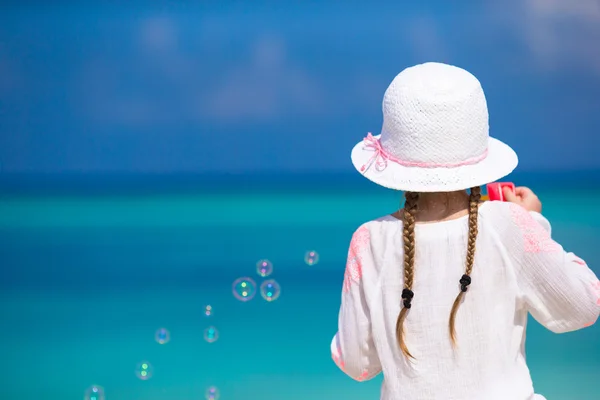 Adorabile bambina che fa bolle di sapone durante le vacanze estive — Foto Stock