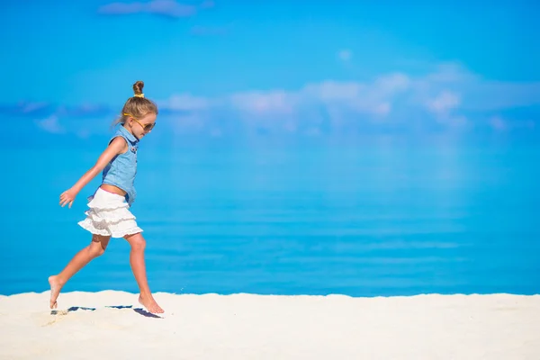 Adorabile bambina durante le vacanze al mare divertendosi — Foto Stock