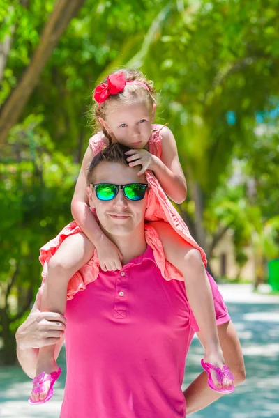 Petite fille et jeune père pendant les vacances à la plage tropicale — Photo