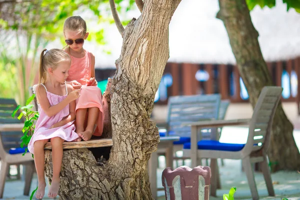 Adorables petites filles pendant les vacances d'été à la plage — Photo